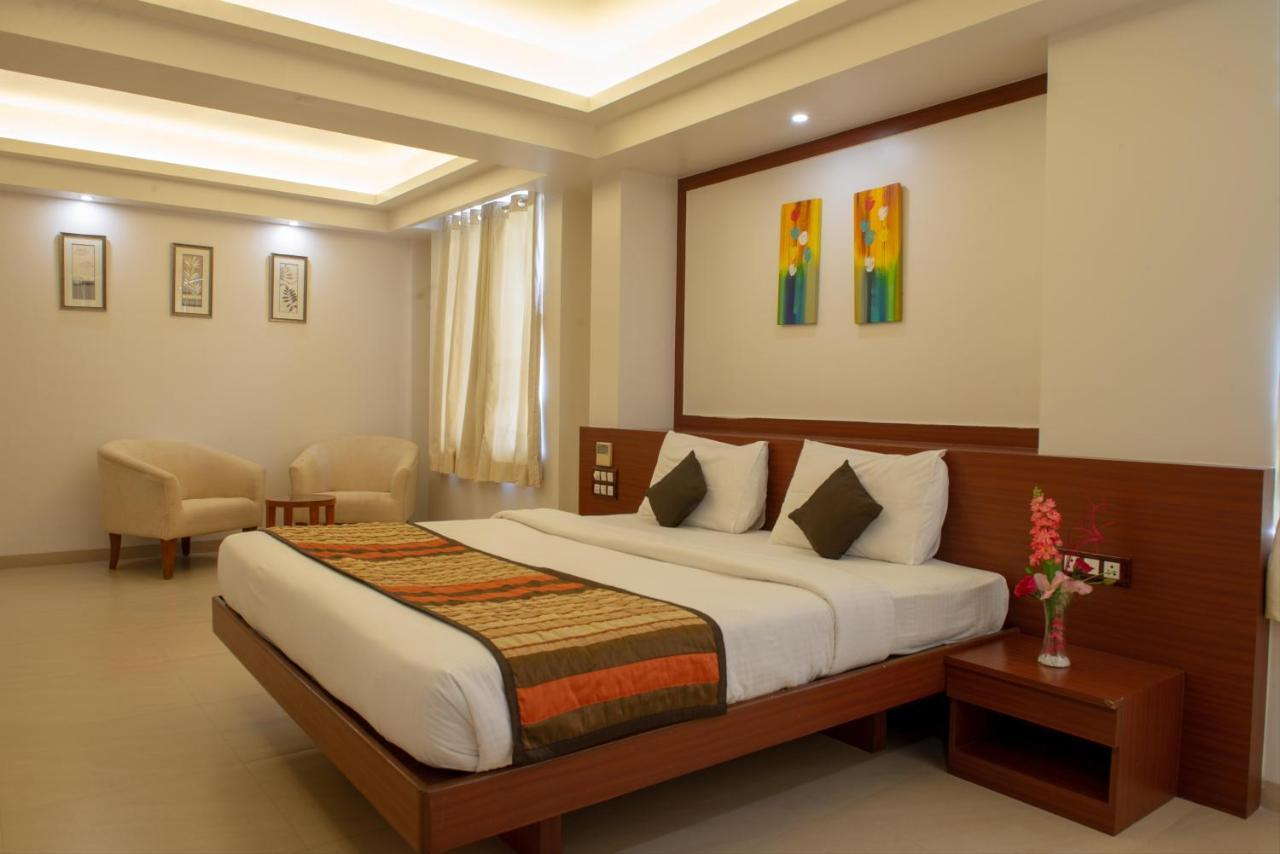 Hotel Mint Montvert, Baner Pune Bagian luar foto
