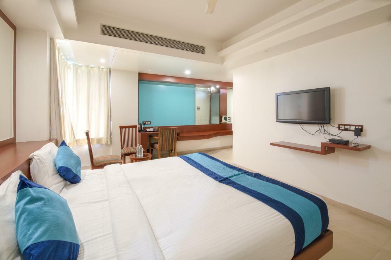 Hotel Mint Montvert, Baner Pune Bagian luar foto