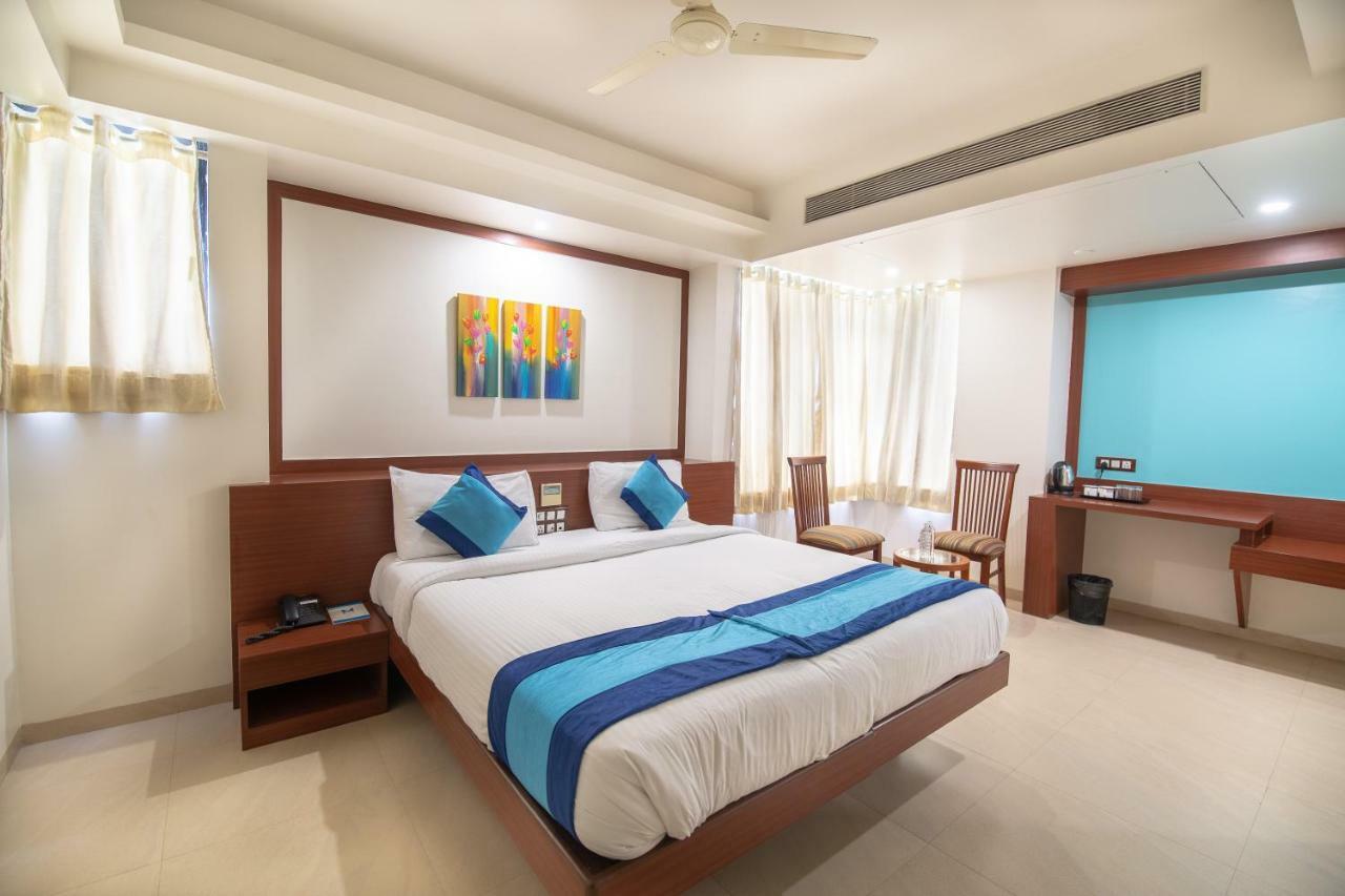 Hotel Mint Montvert, Baner Pune Bagian luar foto